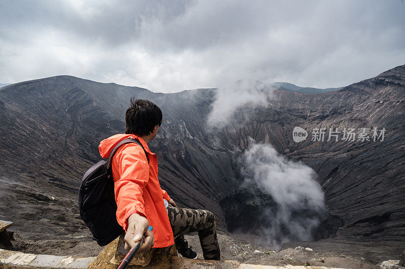 游客在火山口火山在Bromo (Gunung Bromo)，印度尼西亚
